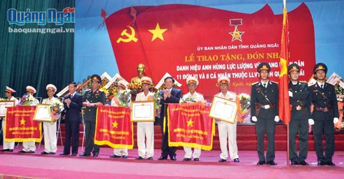 Tiểu đoàn Pháo binh 107 và 10 tập thể, 8 cá nhân thuộc lực lượng vũ trang tỉnh được tặng danh hiệu Anh hùng lực lượng vũ trang nhân dân. ẢNH: TL