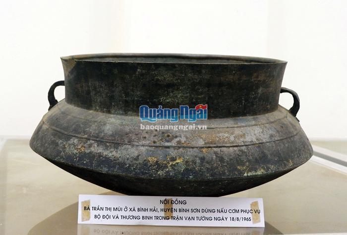 Chiếc nồi đồng của bà Trần Thị Mùi dùng để nấu cơm phục vụ bộ đội ở trận Vạn Tường năm 1965 được trưng bày tại Bảo tàng Tổng hợp tỉnh. 