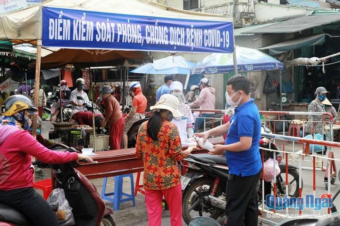 Phường Nguyễn Nghiêm phối hợp cùng Ban Quản lý chợ Quảng Ngãi triển khai 5 chốt tại các trục đường chính dẫn vào chợ Quảng Ngãi.