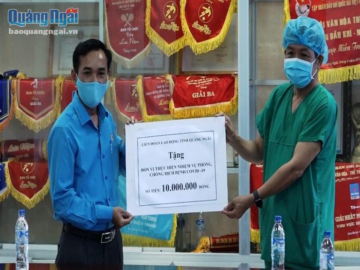 LĐLĐ tỉnh trao 10 triệu đồng hỗ trợ y bác sĩ làm nhiệm vụ tại Khu cách ly cơ sở 2 TT y tế huyện Bình Sơn