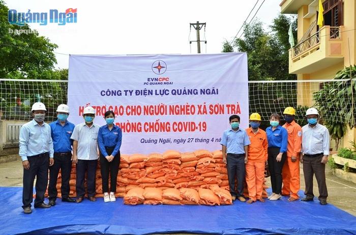 Công ty Điện lực Quảng Ngãi trao 2 tấn gạo cho người Cor có hoàn cảnh khó khăn ở xã Sơn Trà.