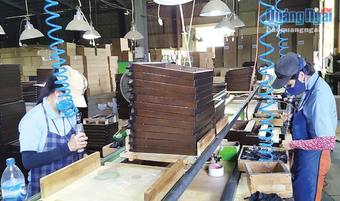 Công nhân Công ty Chế biến gỗ Minh Dương.