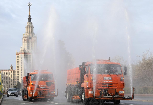 Phương tiện xịt chất khử trùng ở một con đường tại Moscow hôm 24/4 (Ảnh: Reuters)
