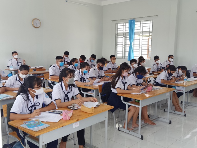 Học sinh tại một số địa phương đã vào học từ 1, 2 tuần trước. Song hôm nay (4/5) là ngày mà toàn bộ 63 tỉnh, thành có học sinh đến trường sau thời gian dịch bệnh Covid-19