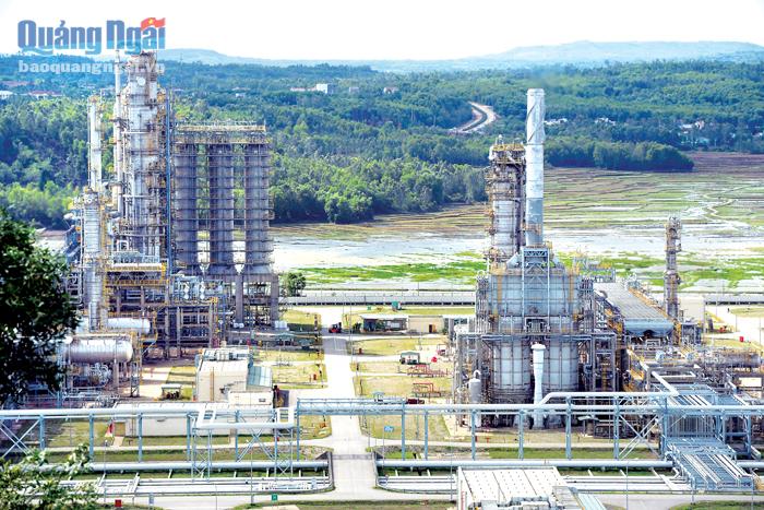 Nhà máy Lọc dầu Dung Quất đã và đang đóng góp rất lớn cho phát triển kinh tế - xã hội của tỉnh. Ảnh: P.Danh