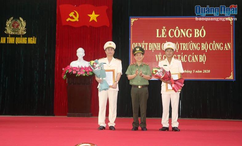 Đại tá Phan Công Bình (trái) tại lễ công bố quyết định Giám đốc Công an tỉnh Quảng Ngãi.