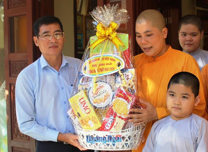 Thăm, tặng quà cho Chùa Phổ Quang (TP. Quảng Ngãi).