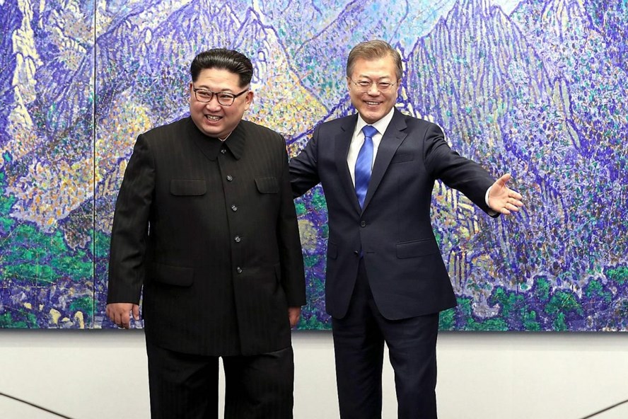 Tổng thống Hàn Quốc Moon Jae-in (phải) và nhà lãnh đạo Triều Tiên Kim Jong-un tại Hội nghị Thượng đỉnh liên Triều ở làng biên giới Bàn Môn Điếm ngày 27.4.2018. Ảnh: AFP