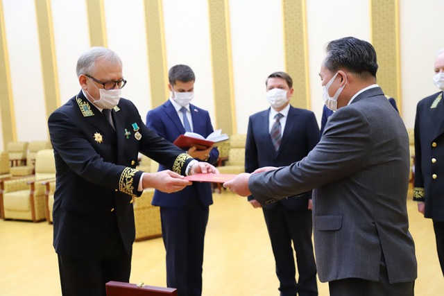 Đại sứ Nga tại Triều Tiên Alexander Matsegora (trái) trao huân chương của ông Putin đại diện phía Triều Tiên, Ngoại trưởng Ri Yong-ho (Ảnh: Đại sứ quán Nga tại Triều Tiên)