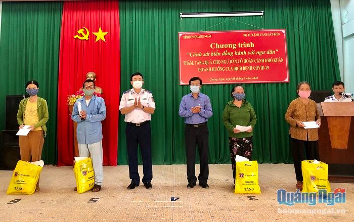 Tặng quà cho các gia đình ngư dân có hoàn cảnh khó khăn ở xã Bình Thuận, huyện Bình Sơn