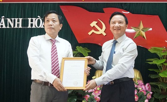 Đồng chí Nguyễn Khắc Định trao quyết định và chúc mừng đồng chí Hà Quốc Trị.