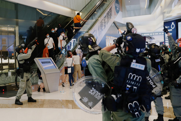 Cảnh sát dùng súng hơi cay giải tán biểu tình trong một trung tâm thương mại của Hong Kong ngày 10-5 - Ảnh: REUTERS