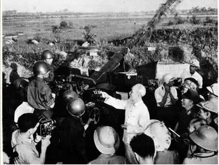 Chủ tịch Hồ Chí Minh thăm Đoàn Cao xạ Tam Đảo, ngày 25/9/1966. Ảnh tư liệu