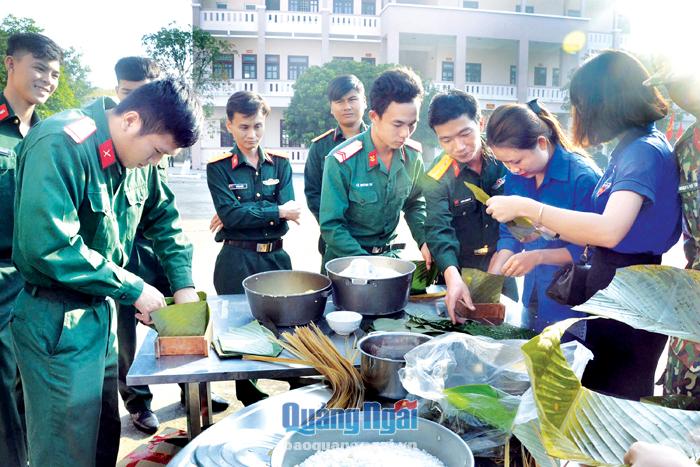 Tuổi trẻ quân đội tham gia gói bánh chưng tặng người nghèo dịp Tết Nguyên đán.