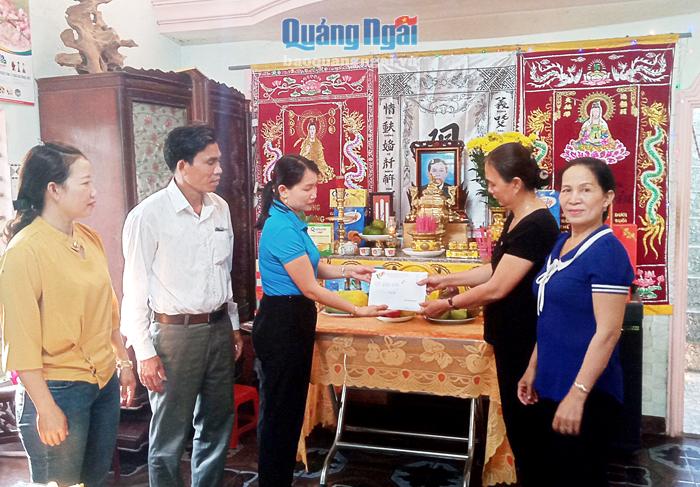 Liên đoàn Lao động huyện Mộ Đức thăm, trao tiền từ Quỹ “Hỗ trợ đoàn viên bị rủi ro qua đời” cho gia đình thầy giáo Trần Xuân Đông.