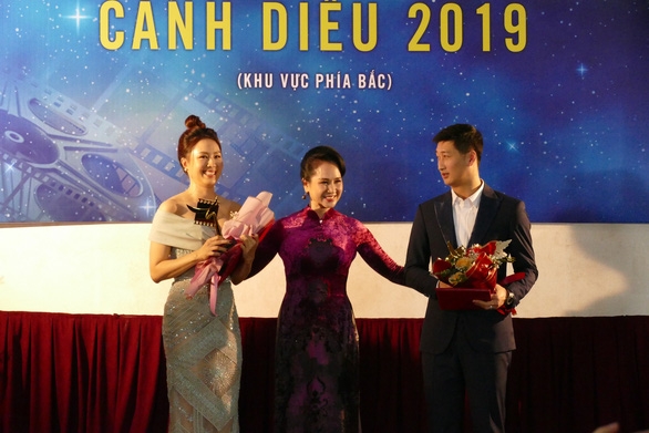 Hồng Diễm và Ngọc Quỳnh đoạt giải Nữ diễn viên và Nam diễn viên phim truyền hình xuất sắc - Ảnh: NGUYỄN ĐÌNH TOÁN