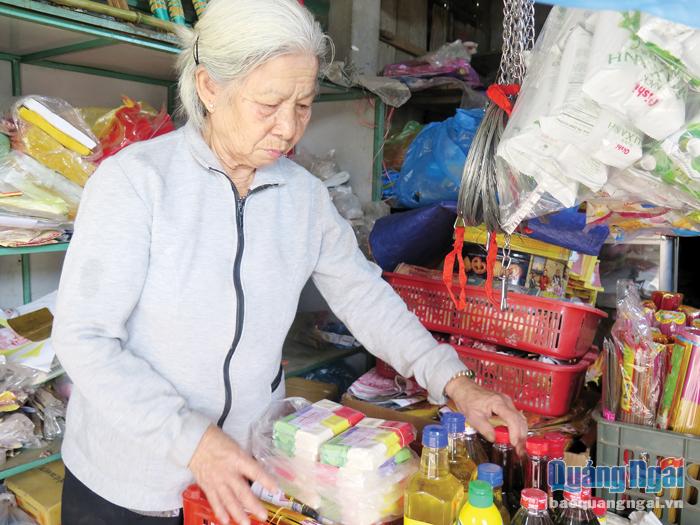 Dù chỉ buôn bán nhỏ ở chợ, nhưng cụ bà Đào Thị Huê, ở xã Bình Tân Phú (Bình Sơn) đã đóng góp 3 triệu đồng và đôi bông tai vàng để góp phần phòng, chống dịch Covid-19.  