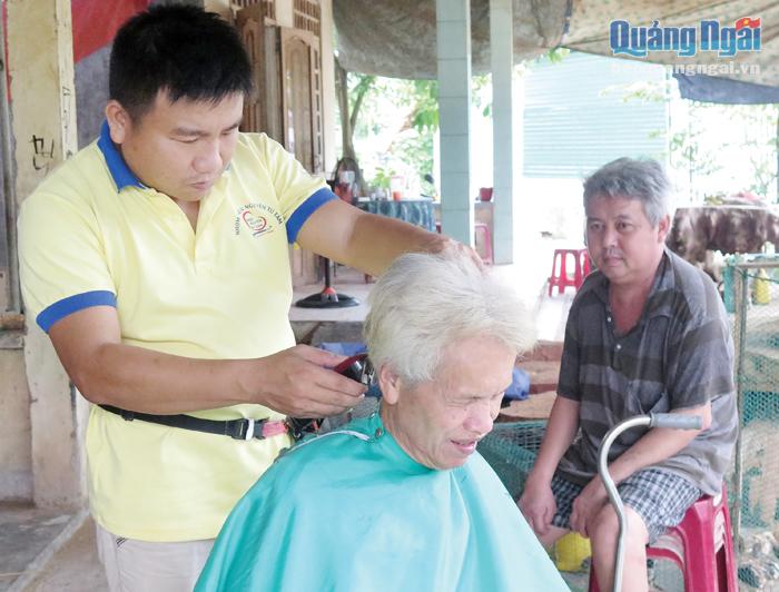 Anh Lê Minh Tâm, ở thị trấn Trà Xuân (Trà Bồng) hớt tóc từ thiện cho người dân. 