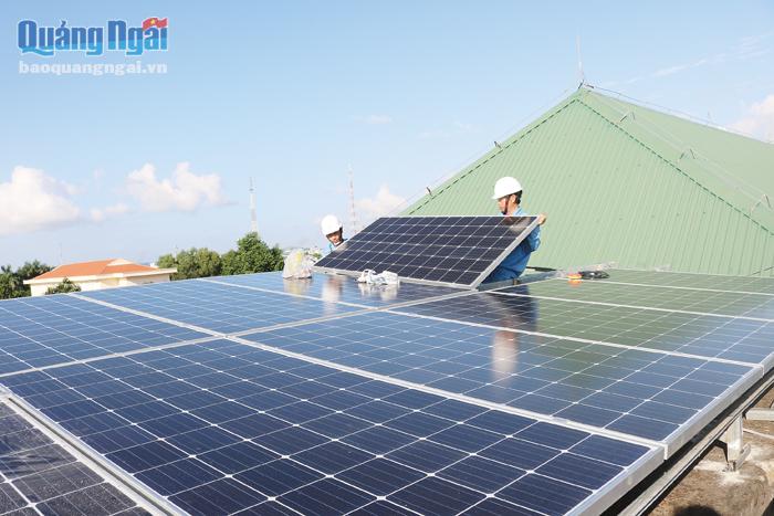 Một số hộ dân ở TP.Quảng Ngãi đã lắp đặt điện mặt trời mái nhà.