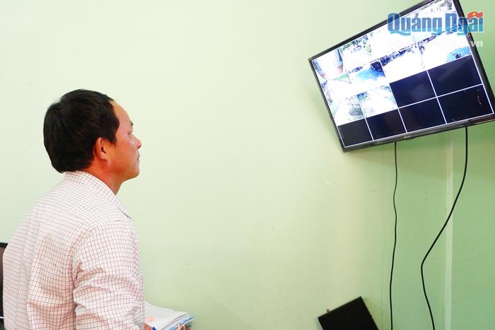 Cán bộ xã Tịnh Thọ (Sơn Tịnh) theo dõi tình hình an ninh trật tự qua màn hình tivi nối với hệ thống camera giám sát.
