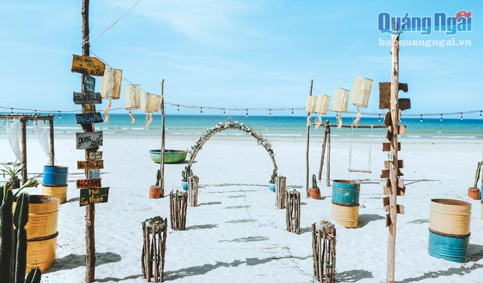 Quán CT Beach thoáng mát, hòa hợp với thiên nhiên, cùng các vật trang trí vô cùng bắt mắt.