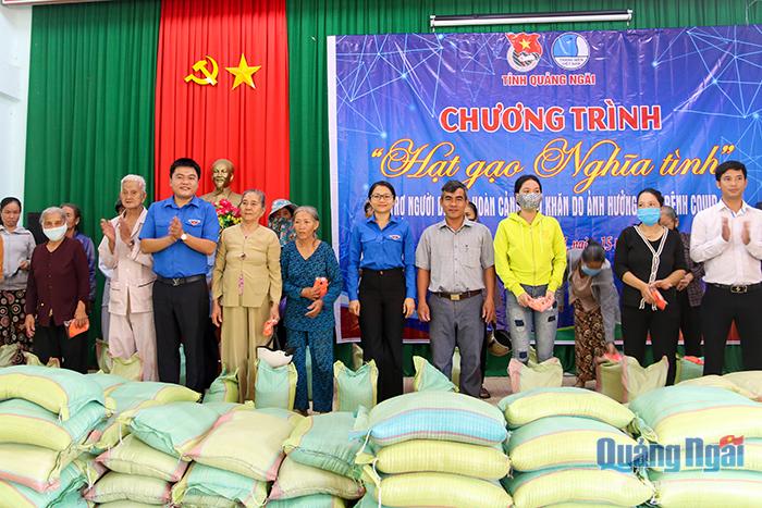 Đại diện Ban Thường vụ Tỉnh Đoàn trao tặng 2 tấn gạo cùng 2000 khẩu trang cho các hoàn cảnh khó khăn bị ảnh hưởng bởi dịch Covid- 19 vừa qua