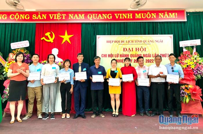 Các hội viên Chi hội Lữ hành Quảng Ngãi được trao giấy chứng nhận