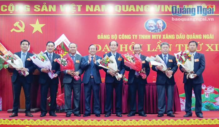 Ban Chấp hành Đảng bộ Công ty Xăng dầu Quảng Ngãi, nhiệm kỳ 2020 - 2025, ra mắt Đại hội.  