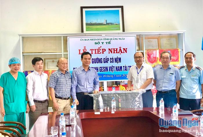Đại diện Công ty TNHH Gesin Việt Nam trao tặng giường gấp nệm