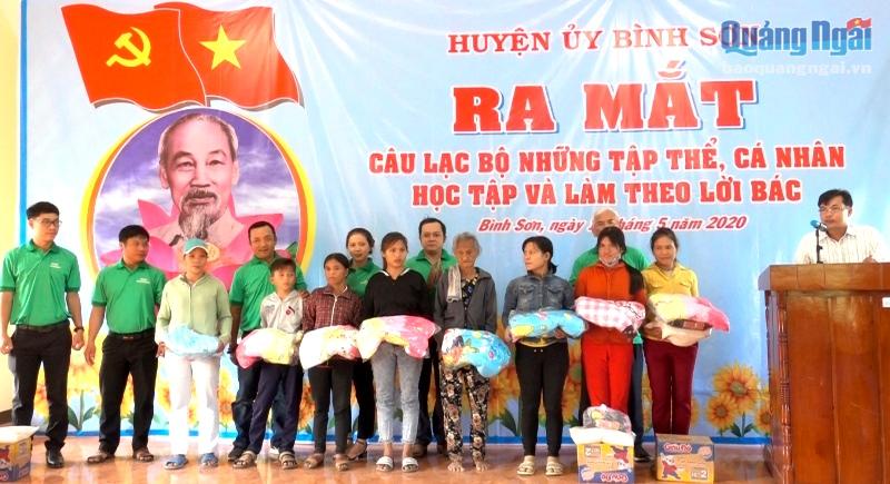 Câu lạc bộ những tập thể, cá nhân học tập và làm theo lời Bác huyện Bình Sơn tặng quà cho các gia đình chính sách có hoàn cảnh khó khăn
