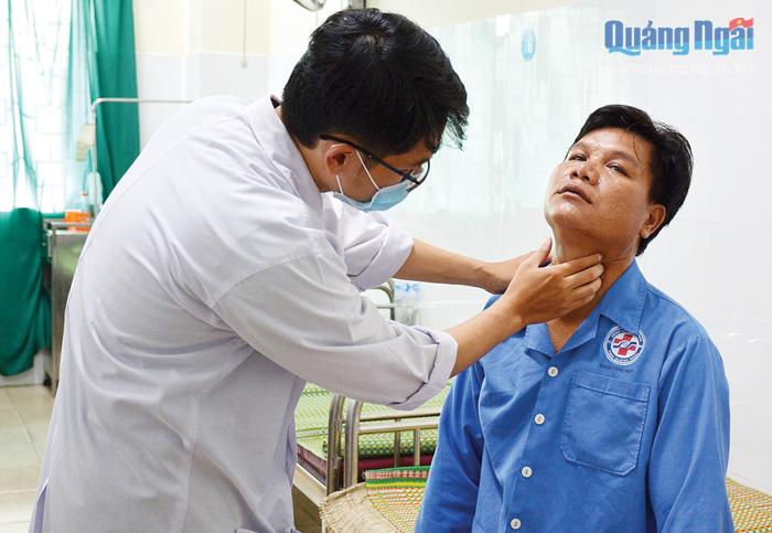 Vì thiếu nhân lực nên đội ngũ y, bác sĩ ở Tổ cấp cứu 115 của Bệnh viện Đa khoa tỉnh kiêm nhiệm cả công tác khám, điều trị.