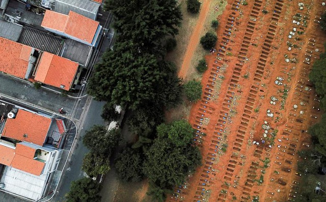 Ảnh chụp huyệt mộ tại một nghĩa trang ở Sao Paulo (Ảnh: Reuters)