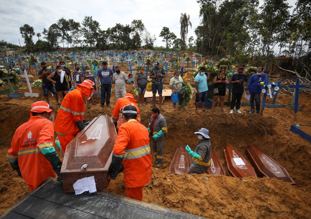Hố chôn tập thể những người thiệt mạng vì Covid-19 tại nghĩa trang ở Brazil (Ảnh: Reuters)