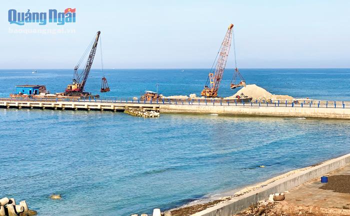 Các đơn vị liên quan đang đẩy nhanh tiến độ thi công, giải ngân vốn công trình cảng Bến Đình (Lý Sơn).                       