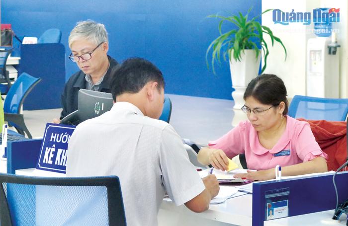 Cán bộ Cục Thuế tỉnh hướng dẫn người dân kê khai thuế tại Trung tâm Phục vụ hành chính công tỉnh. 