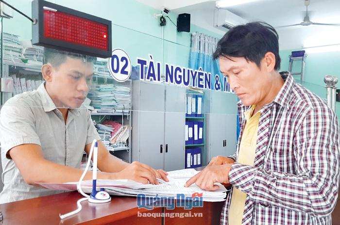 Cán bộ bộ phận “một cửa” huyện Trà Bồng giải quyết thủ tục hành chính cho người dân.