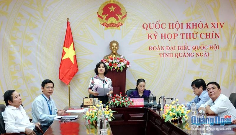 Phó Trưởng đoàn chuyên trách Đoàn ĐBQH tỉnh Phạm Thị Thu Trang phát biểu thảo luận