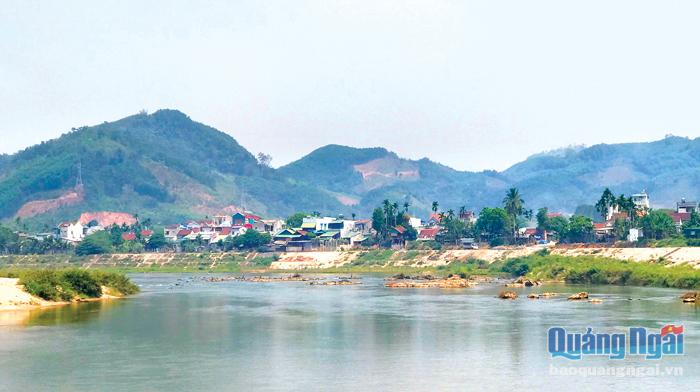 Thị trấn Di Lăng (Sơn Hà) nằm bên bờ sông Re, nhưng tên gọi lại xuất phát từ suối Di Lăng.