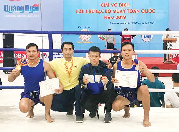 VĐV Phạm Văn Sang (thứ 2 từ phải sang), Nguyễn Văn Tiên (bên trái) và HLV, cùng đồng đội gặt hái thành tích tại giải đấu toàn quốc.                                                                                                                        Ảnh: NVCC