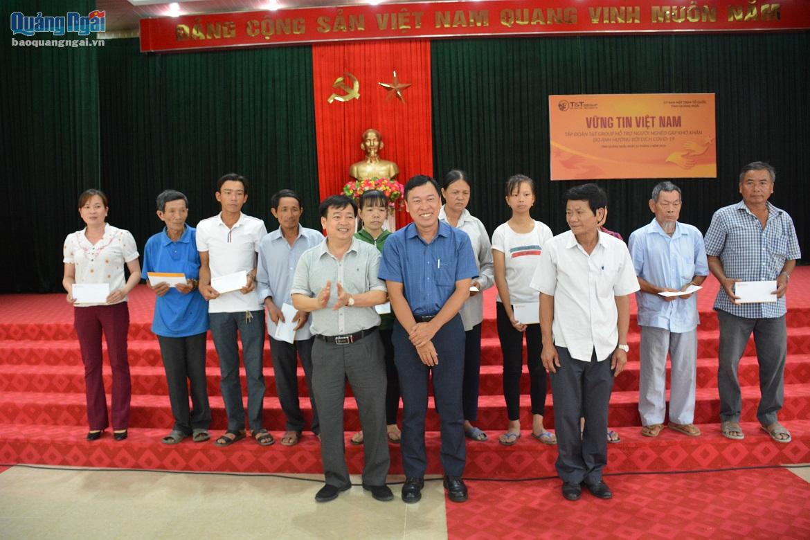70 suất quà được trao đến những người có hoàn cảnh khó khăn trên địa bàn huyện Sơn Tịnh.