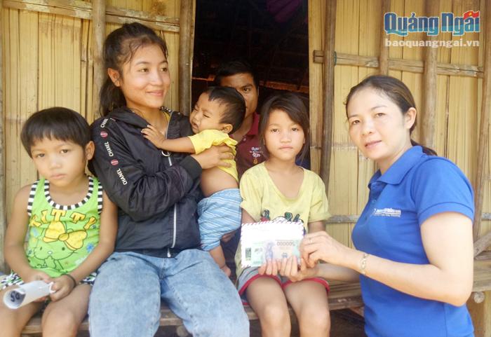 Các nhà hảo tâm trao tiền hỗ trợ cho hai em Đinh Thị Sương, Đinh Thị Sen, ở thôn Tà Dô, xã Sơn Tân (Sơn Tây).