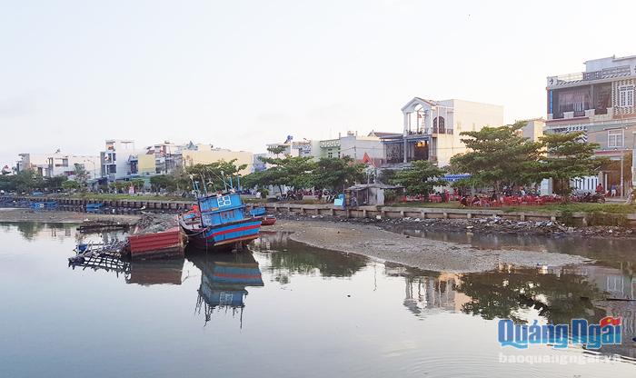 Cát bồi lấp nặng nề ngay giữa cảng cá Sa Huỳnh