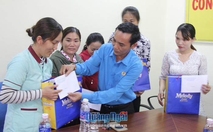Chủ tịch LĐLĐ tỉnh Trần Quang Tòa tặng quà cho đoàn viên công đoàn.