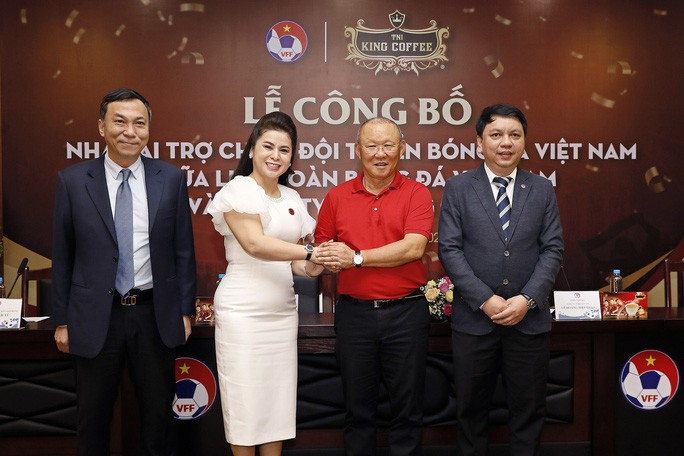 Bà Lê Hoàng Diệp Thảo bắt tay HLV trưởng Park Hang-seo trong lễ công bố nhà tài trợ chính cho hai đội tuyển Quốc gia Việt Nam