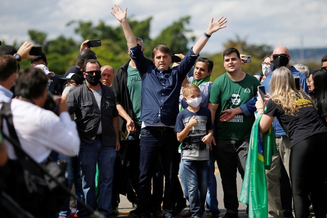 Ông Bolsonaro gặp gỡ người biểu tình ở Brasilia hôm 24/5 (Ảnh: Reuters)
