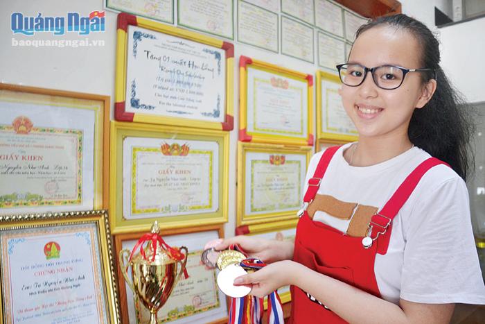 Em Tạ Nguyễn Như Anh, lớp 9G, Trường THCS Trương Quang Trọng (TP. Quảng Ngãi), cùng nhiều giải thưởng đã nhận được.