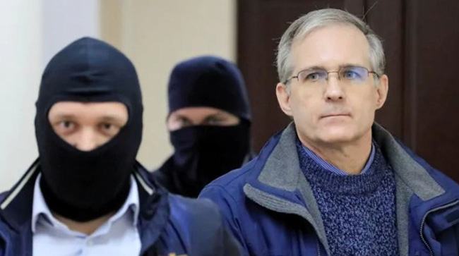 Paul Whelan (phải) xuất hiện tại tòa án Nga cuối năm ngoái. Ảnh: Reuters