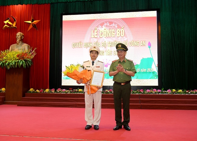 Thượng tướng Nguyễn Văn Thành trao quyết định và chúc mừng Đại tá Lê Xuân Minh.