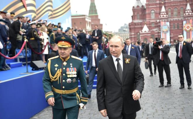 Tổng thống Putin và Bộ trưởng Quốc phòng Shoigu tại lễ duyệt binh Ngày Chiến thắng năm 2019. (Ảnh: Kremlin.ru)