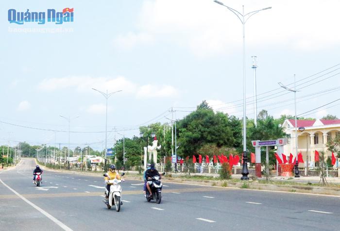 Với lợi thế nằm trong KKT Dung Quất, hạ tầng giao thông xã Bình Trị (Bình Sơn) được đầu tư khang trang.